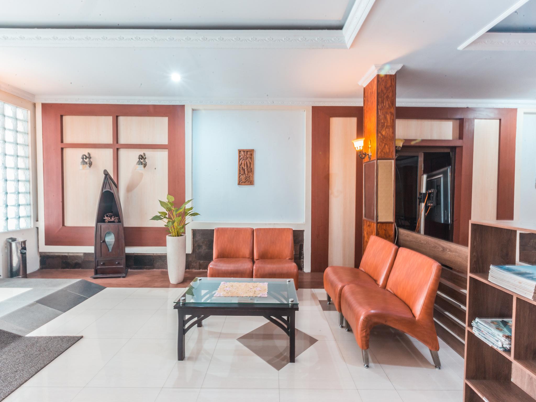 Oyo 1667 Wisma Lux Barkah Jakarta Exterior foto